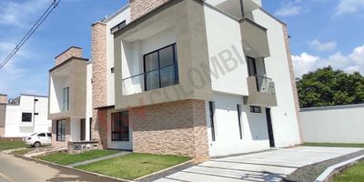 Codigo 12209. Vendo casa moderna ,esquinera, amplios espacios Condominio Manantial de las Mercedes, exclusivo sector, dos pisos terraza espacios generosos ,habitación grande para entretenimiento ,baño ,cuarto del servicio con baño , maravillosa vista, área de oficios ,segundo piso ,tres cuartos con sus baños y vestier ,sala de TV ,balcón vista al verde, Primer piso estudio ,sala comedor independiente , jardín interior ,cocina moderna acabados de lujo ,amplia electrodomésticos de ultima tecnología, terraza.
