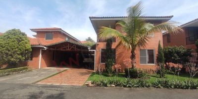 Codigo 12221. Vendo hermosa casa en Hacienda el Castillo, la Herrería 2, rodeada de zonas verdes , arborizado, dos pisos amplios espacios, parqueadero para tres carros, sala comedor , cocina tipo americano, terraza , patio , corredor ,puerta ventana, cuarto del servicio, estudio, total habitaciones 4, baños 4. ,dos balcones , hermosa vista, aireada e iluminada. Amplios espacios .El condominio es muy verde ,sendero ecológico ,piscinas, cancha deportivas, cerca a centro comercial . Alta valorización.