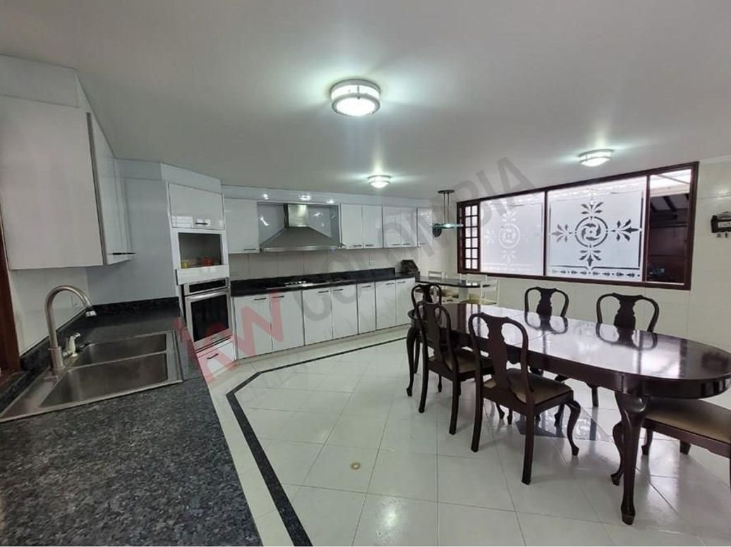 Casa de 3 alcobas en venta en Santa Barbara Alta, Bogotá, 594 m² · foto 2 de 19