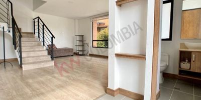 Codigo 12359. Ubicada en el condominio Oikos Savanna Monterrey; el cual queda en el sector Calahorra, caracterizado por su crecimiento, tranquilidad y cercania a San Roque, Bazzar, Centro Comercial Fontanar, supermercados, restaurantes y al casco urbano de Cajicá. Una espectacular oportunidad de casa con 114m2 que cuenta con con una excelente distribucion en todos sus espacios. Encontramos 3 habitaciones con baño propio, zona de estudio, baño social, patio verde y zona ideal para bbq, cocina abierta, zona de ropas independiente, sala comedor y baño social. Una casa con techos altos,iluminacion durante todo el dia y cuenta con 3 parqueaderos con opcion a un cuarto. Se encuentra dentro de un condominio que sera conformado por 5 conjunto, 2 club houses, circuito de golf, lagos, locales comerciales y zonas verdes.