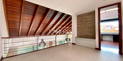 Codigo 12424. Ubicado en unos de los mejores conjuntos en Cajica. Cuenta con club house completo y seguridad privada; rodeado de supermercados, restaurantes, locales comerciales, centros comerciales, centros medicos y hospitales.Con excelentes vias de acceso y salida encontramos esta hermosa casa independiente que consta de 304m2 con un lote privado de 548 metros. Su zona social se conforma por una cocina abierta con isla, cuarto de a la cena, cbs, zona de lavanderia, amplia sala con chimenea y techo doble altura, estudio, comedor, baño social y patio trasero ideal para compartir en familia o amigos. En cuanto a la zona privada, tenemos family room, estudio, dos habitaciones auxiliares con baño y habitacion principal con vestier, balcón y baño.