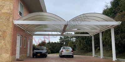 Codigo 12767. Espectacular casa de 480 mt2 de construcción ubicada en Altos de Yerbabuena. En un área de 10.000 mt2 de naturaleza y una vista panorámica espectacular. La casa de 2 niveles cuenta con 4 habitaciones todas con baño, la principal con walk-in closet . Sala con chimenea, comedor amplio y estudio independiente. Cocina muy funcional y área de lavandería independiente. Pisos en madera maciza y una acogedora terraza. Adicional se encuentra una casa de 1 nivel para mayordomo de 70 mt2 y casa de hobbies de 60 mts mas dos bodegas de almacenamiento. Alrededor tiene amplias zonas de parqueo, cubiertas, terraza con horno de leña y parque infantil con terraza.