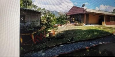 Codigo 12685. Vendo Casa Oportunidad de Negocio en Cristo Rey en Sector Sur de Cali, alto Desarrollo Urbanistico y Turistico. En la propiedad podra encontrar 2 Habitaciones con baño, Habitacion Principal con vestier,salon para Biblioteca,area de cocina para un restaurante, area de lavanderia, holl de tv, Zona humeda con Jacuzzi,piscina adultos y niños, salon, ,parqueadero  6 carros, Tambien podra encontrar la propiedad, 2 aparta estudios rentando. Es una esquinera ideal para un hostal, a quince minutos de Cali,alli se construira un parque turistico de cristo rey,el primero mas grande de cali,esto es la renovacion urbana de Cali.Contactanos