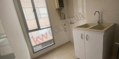 Codigo 13752. Hermoso apartamento en tendencia, cerca a todo lo que necesitas, ubicado en una exclusiva zona del norte de Bogotá cerca a Unicentro. Excelentes vías de acceso como la avenida 19,116 y autopista norte. Cuenta con 80 mt2 muy bien distribuidos en 3 habitaciones, 2 baños, cocina abierta, zona de ropas y balcón. Sexto piso, garaje amplio, doble y depósito. 6 años de construido. La administración esta incluida. Contáctanos y quédate con el !!