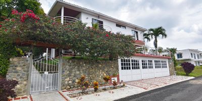 Codigo 14292. Vendo casa  campestre de tres niveles en Unidad cerrada a puerta cerrada, Jamundí Sun Village - Valle del Cauca. En la propiedad podra encontrar la habitacion principal con baño, areas amplias ventilada e iluminada, Balcon, Sala amplia de TV, cocina americana y abierta, area de  lavandería amplia con closet para linos y bodega, area de TV primer piso amplia,terraza familia y corredores alrededor, el garage para carros en piso bajo, bar incluido con baño y clóset.valor negociable Contactanos