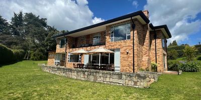 Codigo 14378. Espectacular casa campestre con lote de 2003m2 y área construida de 340m2. Disfruta de una sala con chimenea, comedor con opción de cerrarse, terraza en el primer piso, cocina cerrada, zona de ropas, CBS, estudio en primer piso, family room, 3 habitaciones con baño privado y vestier, balcón en las habitaciones, y terraza privada en la habitación principal con pérgola ideal para jacuzzi. parqueadero cubierto. El conjunto ofrece canchas, parque infantil, salón social, gimnasio, acueducto,