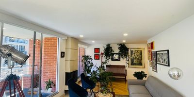 Codigo 14673. Vendo apartamento exterior, cuenta con área construida de 113m2 piso 3, con dos balcones área de 6m2  que te brindan vista panorámica. 2 parqueaderos y deposito, 3 habitaciones, la principal con baño independiente, La sala-comedor con balcón, se convierte en el corazón del hogar, mientras que la amplia cocina y la zona de ropas añaden practicidad a tu día a día.CBS Con detalles como los pisos de madera, iluminación y ventilación natural, sentirás una atmósfera acogedora y fresca en cada rincón