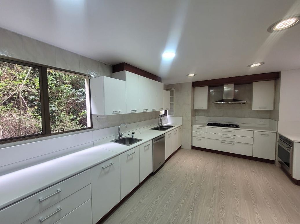 Apartamento de 3 alcobas en venta en El Refugio, Bogotá, 362 m² · foto 4 de 18