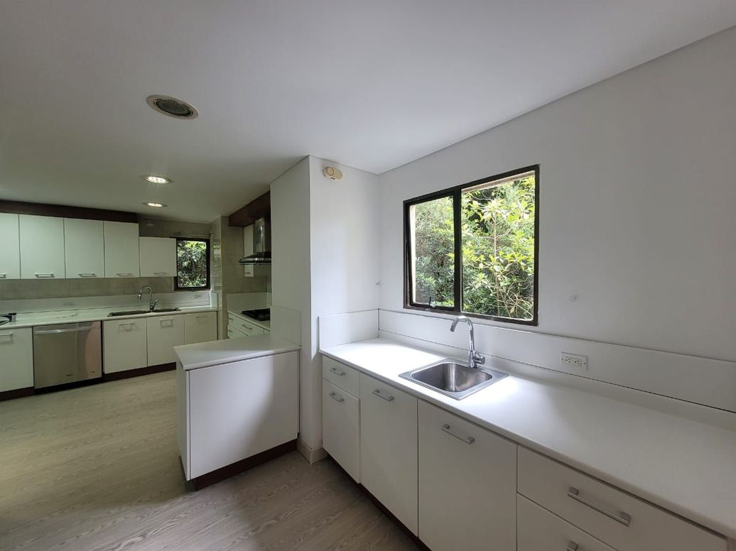Apartamento de 3 alcobas en venta en El Refugio, Bogotá, 362 m² · foto 6 de 18