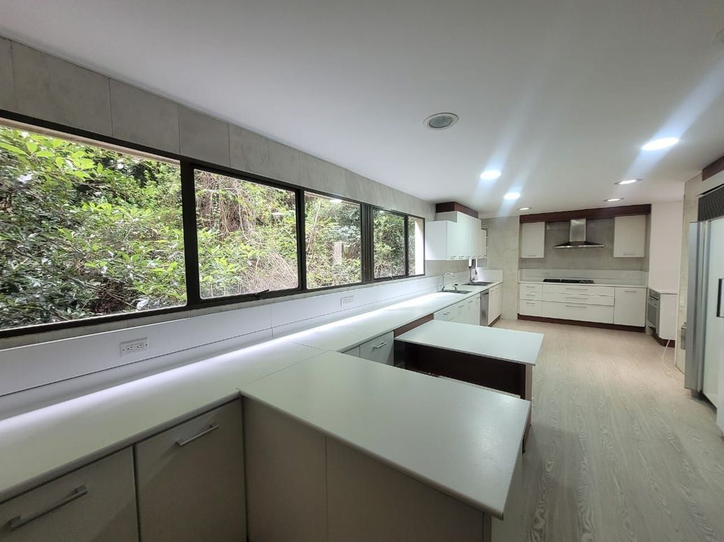 Apartamento de 3 alcobas en venta en El Refugio, Bogotá, 362 m² · foto 5 de 18
