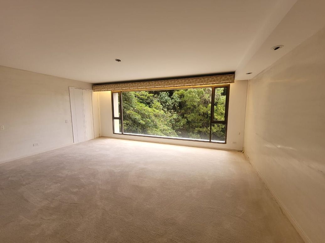 Apartamento de 3 alcobas en venta en El Refugio, Bogotá, 362 m² · foto 2 de 18
