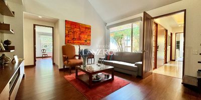 Codigo 14702. Ubicada en el exclusivo conjunto de Santa Ana de Chia, el cual se caracteriza por su excelente seguridad 24/7, club house completo y una ubicacion unica y perfecta. Esta casa remodelada consta de 342m2 sobre un generoso lote de 1.100m2, aqui se encuentran espacios comodos, iluminados y espaciales para cada integrante de la familia. Cuenta con 4 habitaciones con baño, family room, zona de estudio, sala comedor con chimenea y bar, cocina integral con isla, comedor con acceso al patio con pergola.