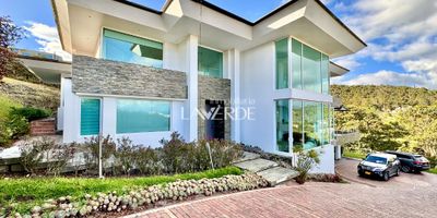 Codigo 14843. Descubre esta casa de ensueño en las montañas, donde el lujo se une a la comodidad. Con acabados de mármol, ofrece un espacio elegante y sofisticado. Desde la impresionante sala de triple altura hasta la terraza con vista a la sabana, cada detalle ha sido cuidadosamente diseñado. Con cuatro habitaciones, incluida una espectacular habitación principal con jacuzzi y vestidor independiente, esta casa ofrece el equilibrio perfecto entre modernidad y tranquilidad. Se encuentra domotizada.