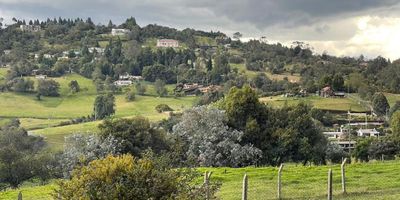 Codigo 14980. ¡Increíble oportunidad de inversión en Yerbabuena, Conjunto San José II! area de 10.362 m2, completo con servicios públicos, encerramiento, portón, pozo séptico, y sin deudas pendientes. Incluye licencia de construcción, estudios completos y una administración mensual de $702 mil pesos. Además, se ofrece con moderna casa en contenedores. Disfrute de una vista panorámica con paisajes impresionantes. ¡Todo esto por tan solo 1.280 millones! ¡Contáctenos ya!