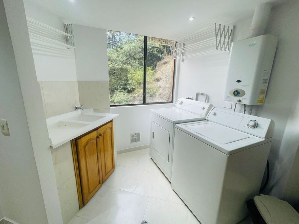 Apartamento de 3 alcobas en venta en El Refugio, Bogotá, 240 m² · foto 10 de 20