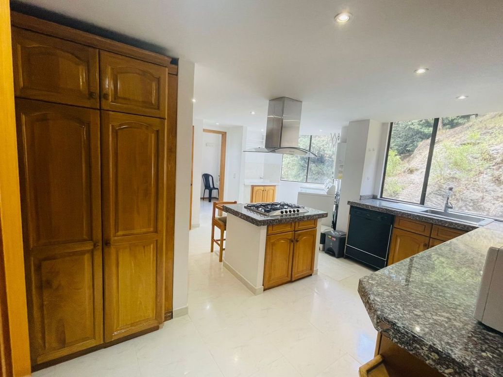 Apartamento de 3 alcobas en venta en El Refugio, Bogotá, 240 m² · foto 9 de 20