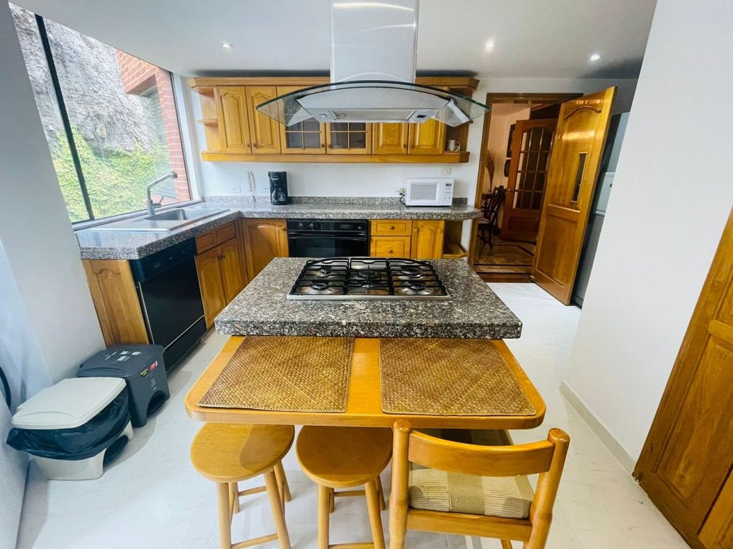 Apartamento de 3 alcobas en venta en El Refugio, Bogotá, 240 m² · foto 8 de 20