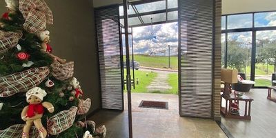 Codigo 15495. ¡Increíble oportunidad de adquirir esta hermosa casa en el exclusivo Conjunto Casa de Campo! Con una construcción de 277m2 y un lote de 1535m2, esta propiedad ofrece un ambiente de lujo y comodidad.Con 4 habitaciones, cada una con baño, así como un cuarto y baño de servicio, esta casa brinda el espacio perfecto para toda la familia. Además, cuenta con un baño social para mayor conveniencia,sala y comedor independientes, cocina abierta, estudio y star de tv independientes, parqueadero cubierto.