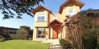 Codigo 15553. ¡No te pierdas esta oportunidad única de adquirir una casa de ensueño en la prestigiosa Hacienda Fontanar! Con una amplia vista a la montaña y un encantador balcón, esta casa de 2 niveles ofrece un ambiente sereno y confortable ideal para la familia. son 3 habitantes con baños, 1 baño social, habitación y baño de servicio. Además, cuenta con parqueadero propio. El conjunto residencial ofrece una amplia gama de comodidades.¡Haz de esta casa tu nuevo hogar y disfruta de un estilo de vida exclusivo!