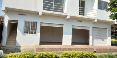 Codigo 15669. Vendo casa de dos pisos esquinera en Jamundí con locales en primer piso, Valle del Cauca. En la propiedad podra encontrar locales con servicios independientes y segundo piso  un apartamento con tres habitaciones, la habitacion principal con baño, sala comedor con balcon, cocina  integral, espacios amplios e iluminados. Facil acceso a vias y transporte publico, a pocas cuadras  pasa el transur para Cali. Cerca a supermercados, tiendas, droguerias, colegios, parques, etc. Contactanos