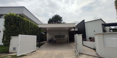 Codigo 15729. Vendo Casa Campestre de un Piso en Valle Verde Jamundí, hermosa ,confort y elegancia, iluminada y fresca ,rodeada de zonas verdes. Tres habitaciones con baño ,Vestier y puerta ventana hacia el verde ,Family Room, sala moderna elegante y lujosa y comedor .Cocina minimalista ,área de oficios ,terraza ,jacuzzi, parqueadero para dos carros ,deposito ,rodeada de naturaleza vista maravillosa a los farallones .Amenidades en el condominio ,piscina, canchas de futbol ,tenis ,sendero ecológico y lago.