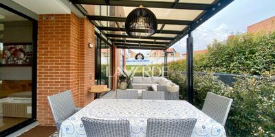 Codigo 15746. Excelente casa con diseño de interior único y acogedor para cada residente. Consta de una construcción de 173mts sobre un lote de 250mts, al interior encontramos recibidor, baño social, sala comedor con chimenea y acceso a la zona trasera con pérgola ideal para compartir en reuniones, cocina abierta, zona de lavandería y cbs. En el segundo nivel, family room, dos habitaciones auxiliares con baño, habitación adicional o estudio y habitación principal con vestier y baño. Parqueadero para 4 vehiculos