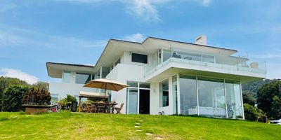 Codigo 15767. ¡Vendo casa en Yerbabonita con diseño elegante y vistas al campo de golf! Terreno de 2,921 m² y construcción aprobada de 600 m². Incluye salón social, canchas de tenis, piscina, gimnasio, sala de juegos y más. Con sala panorámica y chimenea, estudio, comedor amplio, cocina de lujo, pérgola con BBQ, gimnasio y más. Habitación de huéspedes y tres habitaciones en el segundo piso, incluyendo suite principal con walk-in closet. ¡Un hogar sofisticado en un entorno exclusivo!