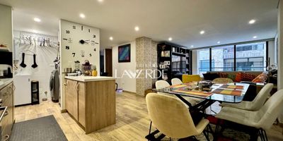 Codigo 15768. Acogedor apartamento de 83m2 con vista privada interior que se distribuye perfectamente para aprovechar todos sus espacios. Al entrar nos recibe a mano izquierda la cocina abierta con zona de lavandería, su sala comedor con un balcón permite gozar de una buen reunión con familia y amigos. En la zona privada se encuentra una zona de estudio, una habitación auxiliar, baño completo, habitación principal con vestier y baño. Cuenta con parqueadero cubierto y conjunto completo