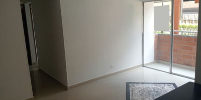 Apartamento en arriendo en unidad cerrada cerca a parques, supermercados, centros comerciales, universidades, restaurantes, facil acceso a transporte publico y servicio complementarios. Piso en ceramica, sala comedor, 3 alcobas con baño en la principal, cocina integral abierta tipo americano, balcon y parqueadero independiente cubierto. Conjunto cerrado con piscina, gimnasio, salon social, sauna, turco, parques infantiles, placa polideportiva, vigilancia 24 hrs, citofonia y circuito cerrado de tv. *Inmuebles sujetos a verificación de disponibilidad.*
