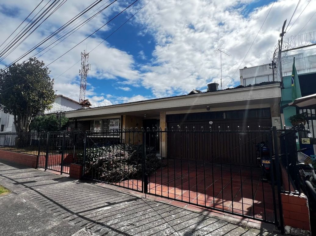 Casa de 6 alcobas en venta en Cedritos, Bogotá, 468 m² · foto 3 de 15