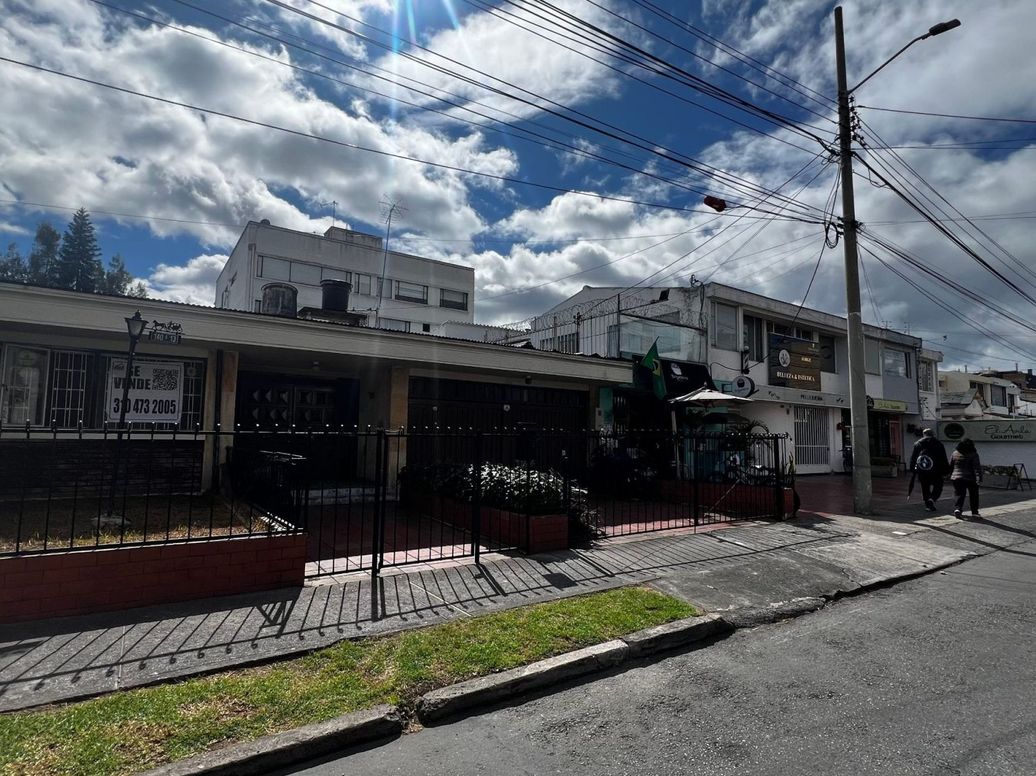 Casa de 6 alcobas en venta en Cedritos, Bogotá, 468 m² · foto 2 de 15