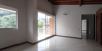 Apartamento en venta en unidad cerrada. Buena ubicación, calle cerrada, sector tranquilo, cerca a centros comerciales, supermercados, y gran variedad de servicios complementarios. Piso en porcelanato, puerta de seguridad, sala comedor, estudio, 3 alcobas con baño en la principal, cocina integral cerrada, alcoba y baño de servicio, balcon y parqueadero lineal cubierto . Piscina, gym, salon social, sauna, turco, parque infantil, zonas verdes, vigilancia 24 horas, citofonia y circuito cerrado de tv. *Inmuebles sujetos a verificación de disponibilidad.*

