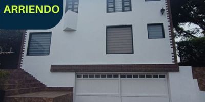 En Rionegro, Antioquia, se encuentra esta amplia y cómoda casa para alquiler, ideal para aquellos que buscan un espacio de calidad y confort para su familia. Con una extensión de 830 M2 de terreno y 360 M2 de construcción, esta propiedad ofrece un amplio espacio para disfrutar de un estilo de vida tranquilo y relajado.

La casa cuenta con 3 amplias alcobas, perfectas para acomodar a toda la familia. Además, cada una de ellas cuenta con su propio baño privado, lo que brinda comodidad y privacidad a sus ocupantes. La habitación principal también cuenta con un balcón, perfecto para disfrutar de la vista y tomar un respiro del día a día.

Esta propiedad también cuenta con una moderna y funcional cocina integral, que cuenta con todos los elementos necesarios para preparar las mejores comidas. Además, el sistema de gas domiciliario lo convierte en un espacio eficiente y económico para cocinar. Perfecto para aquellos que disfrutan de la cocina.

Uno de los elementos más destacados de esta casa es su biblioteca/estudio, ideal para aquellos que trabajan desde casa o necesitan un espacio tranquilo y privado para leer o estudiar. Además, cuenta con clósets en todas las habitaciones, brindando un amplio espacio de almacenamiento.

La propiedad también cuenta con habitación de servicio, un detalle que puede ser de gran utilidad para familias con necesidades específicas o para aquellos que buscan una opción adicional para sus invitados. Además, el suelo de cerámica y mármol brinda un aspecto elegante y moderno a la propiedad.

En cuanto a la seguridad, la propiedad cuenta con una puerta de seguridad y garaje para 2 vehículos, brindando tranquilidad y protección a sus residentes y sus pertenencias. También cuenta con un parqueadero para visitantes, una gran ventaja para aquellos que reciben regularmente visitas.

Por último, su excelente ubicación sobre una vía principal facilita el acceso a diferentes servicios como transporte público, supermercados,