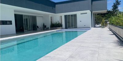 Esta hermosa casa campestre se encuentra ubicada en la ciudad de Pereira, en la hermosa región de Risaralda. Con un área de terreno de 2000 M2, esta propiedad ofrece amplios espacios para disfrutar de la tranquilidad y el aire puro de la naturaleza. La casa cuenta con una construcción de 450 M2, distribuidos en tres cómodas alcobas y seis baños, además de cuatro espaciosos garajes para mayor comodidad.

Una de las principales ventajas de esta casa es que admite mascotas, por lo que podrás tener a tu fiel compañero de cuatro patas disfrutando contigo del ambiente campestre. Además, cuenta con un baño auxiliar para las visitas y baños privados en cada una de las habitaciones principales. También podrás encontrar clósets, una despensa y una habitación de servicio adicional.

El interior de la casa está completamente amoblado y cuenta con servicios básicos como agua y electricidad, lo que facilitará tu estadía en este maravilloso lugar. Además, cuenta con un hall de alcobas y una zona de lavandería para mayor comodidad.

En cuanto a sus características externas, esta propiedad tiene un gran atractivo gracias a su hermoso jardín y sus árboles frutales que brindan un ambiente fresco y natural. También podrás disfrutar de una refrescante piscina, perfecta para relajarte y disfrutar del buen clima de Pereira.

La ubicación de esta casa campestre es ideal, ya que se encuentra en una zona residencial y campestre, rodeada de zonas verdes donde podrás respirar aire puro y desconectarte del bullicio de la ciudad. Además, la propiedad cuenta con parqueadero para visitantes y zonas deportivas para aquellos que gustan de la actividad física al aire libre.

No pierdas la oportunidad de adquirir esta maravillosa casa campestre en Pereira, con todas las comodidades y el encanto de la vida campestre. ¡Contáctanos para conocer más detalles!
