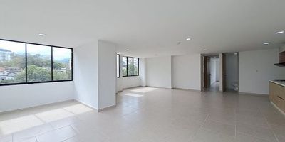 Este encantador apartamento, ubicado en el deseado sector Álamos, es ideal tanto para quienes buscan un hogar moderno como para inversionistas interesados en generar ingresos mediante rentas cortas o Airbnb. Situado en el cuarto piso de un edificio con seguridad las 24 horas, el apartamento ofrece un ambiente seguro y cómodo en una zona residencial tranquila.
Características del Apartamento:
•        Habitación Principal: Amplia y luminosa, con baño privado para mayor comodidad.
•        Alcoba Auxiliar: Perfecta para huéspedes o familia, con fácil acceso a un baño completo adicional.
•        Baño Social: Ideal para visitas y eventos.
•        Cocina Abierta: Diseño moderno y funcional, que facilita el entretenimiento y la interacción con los invitados.
•        Zona de Lavandería: Espacio independiente para todas tus necesidades de lavado.
•        Sala-Comedor: Espaciosa y acogedora, perfecta para reuniones y momentos en familia.
•        Parqueadero: Espacio cubierto para dos vehículos, brindando comodidad y seguridad para tus autos.
Ubicación y Beneficios:
•        Zona Residencial: Tranquila y segura, ideal para vivir o para recibir a tus huéspedes.
•        Seguridad 24 Horas: Para tu tranquilidad y la de tus visitantes.
•        Inversión Rentable: Perfecto para quienes desean explotar el potencial de rentas cortas o manejar un Airbnb con éxito.
No pierdas la oportunidad de ser el propietario de este moderno apartamento en el sector Álamos. ¡Contáctanos para más detalles y coordinar una visita! MARCELA BOJACA