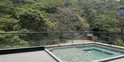 Hermoso Apartamento para estrenar ubocado en uno de los lugares mas tranquilos y privilegiados de la ciudad. Cuenta con dos habitaciones con vestier y baño, baño social, baño de servicio, sala comedor amplia, cocina tipo americano, balcon. El ascensor llega hasta el Apartamento, cuenta con dos parqueaderos independiente, deposito. El edificio es de 8 pisos con 11 Apartartamentos, Jacuzzi con playita, planta electrica total, teppanyaki, edificio inteligente con conserje de lunes a sabado de 7:30  am a 5:00 pm. Informes Jm Inmobiliaria Tel 3176548054