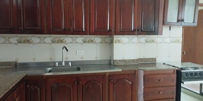 Apartamento cerca a Buenavista, 116 metros, 2 alcobas, alcoba de servicio, sala comedor, estudio, cocina integral, 2 baños, red de gas, patio, terraza, 1 parqueadero independiente.

Canon $ 2.000.000


