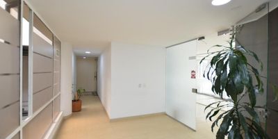 Arrendamos excelente oficina en Chicó, quinto piso, exterior, duplex, cuenta con amplios espacios, modernos acabados, luz natural, sala de juntas, cuarto de computo, cocineta, canaletas para cableado, luz monofásica, pisos en cerámica, recepción, planta eléctrica, vigilancia 24 /7, sector exclusivo de Bogotá cerca a Calle 100, Cra 11 y parque de la 93.