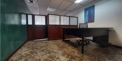 VENTA OFICINA SEMIAMOBLADA EN VERSALLES en tradicional edficio sobre la avenida de las Americas, segundo piso con ascensor, excelente ubicacion cerca diversos servicios, parqueaderos, rutas de transporte. Consta de 3 oficinas, espacio para recepcion, cocineta y dos baños.  Piso en retal de marmol. divisones de oficina, mesas. Muebles empotrados de madera, biblioteca. El edificio consta de portera. Se escuchan ofertas.
