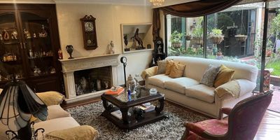 Espectacular casa para uso residencial o comercial. Sus espacios generosos y luminosos le permitirán tener un sitio agradable ideal para ambos usos. Además, se encuentra ubicada en un sector de alta valorización, a tan solo unos minutos del Centro Comercial Bulevar Niza y de los comercios, bancos y restaurantes de la zona. Cuenta con excelentes vías de acceso como la carrera calle 127, avenida Suba  y la Pepe Sierra. Contáctenos y agende su cita.