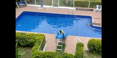 ? ¡Venta Casa Campestre en Santágueda, Palestina! | Casa de Campo en Venta

Descubre el hogar perfecto en un entorno natural y exclusivo con esta espectacular casa campestre ubicada en Santágueda, Palestina. Ideal para quienes buscan un refugio rodeado de naturaleza, tranquilidad y amplios espacios.

? Amplio Terreno y Espacios Generosos: Con un terreno de 6,950 m² y un área construida de 632 m², esta propiedad ofrece 11 habitaciones, 5 baños, incluyendo una habitación de servicio y una para conductores. Espacio de sobra para vivir cómodamente o desarrollar un proyecto de hospedaje turístico.

?‍♂️ Comodidades y Zonas Recreativas: La casa cuenta con piscina, áreas sociales, jardín, zonas verdes, y una sala de usos múltiples para disfrutar en familia o con amigos. Además, encontrarás una barbacoa/parrilla perfecta para los fines de semana.

? Entorno Natural y Privilegiado: Rodeada de árboles frutales y ubicada en una zona campestre y residencial, esta casa es ideal para los amantes de la naturaleza que buscan un estilo de vida tranquilo sin renunciar a las comodidades de la ciudad.

? Fácil Acceso y Espacios de Estacionamiento: Con acceso pavimentado y parqueadero descubierto para más de 10 vehículos, esta casa ofrece comodidad y seguridad para todos sus ocupantes y sus invitados.

? Vivienda Pet-Friendly: Admite mascotas, lo que la hace perfecta para quienes desean disfrutar de este paraíso natural junto a sus compañeros de cuatro patas.

¡Haz de esta casa campestre en Santágueda tu nuevo hogar o tu proyecto turístico! Contáctanos para más información y agenda tu visita.


 
