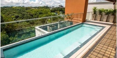 ? ¡Venta de Apartamento en Pinares, Pereira!

Aprovecha esta excelente oportunidad de adquirir un apartamento en una de las zonas más exclusivas de Pereira. Ideal para quienes buscan un hogar moderno, cómodo y lleno de lujo.

? Espacios Confortables: Con un área privada de 66 m², este apartamento está ubicado en el séptimo piso y ofrece una distribución óptima que incluye dos habitaciones con clóset y dos baños, proporcionando comodidad y privacidad para sus residentes.

?️ Comodidades del Apartamento: La cocina integral con barra estilo americano está diseñada para facilitar la preparación de alimentos y ofrece un espacio acogedor para el entretenimiento. La sala comedor es amplia y luminosa, creando un ambiente perfecto para compartir momentos especiales.

? Detalles de Lujo: Los pisos en cerámica/mármol y los acabados de alta calidad hacen de este apartamento un inmueble de lujo. Además, cuenta con un balcón que ofrece una vista panorámica espectacular.

? Estacionamiento y Seguridad: El apartamento incluye un garaje privado, y el edificio ofrece vigilancia 24/7, portería y circuito cerrado de TV, garantizando la seguridad de los residentes en todo momento.

?️ Amenidades del Edificio: El edificio está equipado con ascensor, piscina, jacuzzi, sauna, gimnasio, salón comunal y áreas sociales, proporcionando un estilo de vida cómodo y lleno de actividades recreativas. También cuenta con una planta eléctrica para mayor tranquilidad.

? Ubicación y Acceso: Situado en una urbanización cerrada en Pinares, Pereira, este apartamento está cerca de centros comerciales, colegios, universidades y parques. La ubicación estratégica ofrece fácil acceso a transporte público y a las principales vías de la ciudad.

✨ Características Adicionales: Admite mascotas, tiene acceso pavimentado y está adaptado para discapacitados. Además, está cerca de áreas urbanas, garantizando todas las comodidades de la vida moderna.

¡