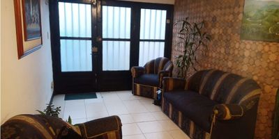 ? ¡Venta de casa de 3 pisos en Urapanes, Villamaría!

Descubre el hogar perfecto para tu familia en esta amplia y bien distribuida casa de tres niveles ubicada en el encantador barrio de Urapanes en Villamaría. Con todas las comodidades y un diseño funcional, esta propiedad es ideal para quienes buscan espacio y comodidad en un entorno tranquilo y bien comunicado.

? Espacios Amplios: Con un área construida de 140 m² y un terreno de 60 m², esta casa ofrece abundante espacio para vivir y disfrutar. Distribuida en tres niveles, cuenta con 5 habitaciones, 3 de ellas con clósets, y un estudio perfecto para trabajar desde casa o como área de lectura.

?️ Comodidades de la Casa: La casa incluye una sala y comedor, ideales para reuniones familiares y eventos sociales. La cocina semi integral está equipada con todo lo necesario para la vida diaria. Además, los suelos de cerámica añaden un toque de modernidad y facilidad de mantenimiento.

? Estacionamiento y Seguridad: La propiedad cuenta con un garaje cubierto, proporcionando un lugar seguro y conveniente para tu vehículo. El acceso pavimentado asegura una llegada cómoda y sin complicaciones.

? Ubicación y Acceso: Situada en el barrio Urapanes, esta casa está cerca de parques, colegios y universidades, ofreciendo un entorno ideal para familias. La proximidad al transporte público garantiza fácil acceso a las principales vías y servicios de la ciudad.

? Características Adicionales: El patio es perfecto para disfrutar del aire libre y realizar actividades al aire libre. La casa también cuenta con gas domiciliario, electricidad y suministro de agua, asegurando todas las facilidades necesarias para un estilo de vida confortable.

¡No pierdas la oportunidad de adquirir esta maravillosa casa de 3 pisos en Urapanes, Villamaría! Contáctanos hoy mismo para más información y para programar una visita.

Haz de esta casa tu nuevo hogar y disfruta de todas las comodidades y beneficios qu