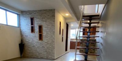 ? Venta de APARTAMENTO en Villamaría | Se vende apartamento dúplex

¡Descubre tu nuevo hogar en Villamaría! Este encantador apartamento dúplex en el quinto piso, sin ascensor, ofrece un diseño moderno y funcional, ideal para quienes buscan un espacio amplio y bien distribuido.

? Espacios Generosos y Funcionales Con un área construida de 97 m², este apartamento cuenta con dos niveles que proporcionan una excelente distribución de los espacios. La sala comedor es perfecta para compartir momentos en familia y con amigos.

?️ Habitaciones y Baños El apartamento dispone de 3 habitaciones, cada una con su respectivo clóset, y 2 baños, incluyendo un baño auxiliar, que ofrecen comodidad y privacidad para todos los miembros del hogar.

?️ Cocina y Zonas de Servicio La cocina semi integral está equipada para satisfacer todas tus necesidades culinarias, complementada con gas domiciliario y un calentador que asegura agua caliente en todo momento. Además, cuenta con una zona de ropas práctica y funcional.

? Detalles y Acabados Los pisos en cerámica/mármol le dan un toque moderno y elegante al apartamento, garantizando durabilidad y fácil mantenimiento.

? Acceso y Ubicación El apartamento está ubicado en un edificio de 5 pisos, con acceso pavimentado y cerca de parques, lo que proporciona un entorno agradable y tranquilo. Además, tiene fácil acceso a transporte público, facilitando la movilidad hacia otras áreas de la ciudad.

? Características Adicionales


 Doble ventana para mejor aislamiento acústico y térmico.
 No cuenta con parqueadero, lo que permite ahorrar en gastos adicionales.
 No se paga administración, haciendo que los costos mensuales sean más manejables.


¡No pierdas la oportunidad de vivir en este maravilloso apartamento dúplex en Villamaría! Contáctanos hoy mismo para más información y para agendar una visita.


 

? Contáctanos hoy para agendar una visita y recibir asesoría profesional!

?