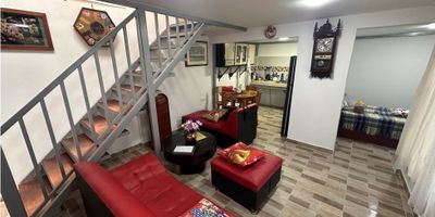 ? ¡Encantador Apartamento en Venta en Villamaría!

¡Descubre esta maravillosa oportunidad de inversión en Villamaría! Este encantador apartamento en propiedad horizontal te ofrece comodidad, conveniencia y la posibilidad de obtener ingresos adicionales a través de su opción de renta. 

Con una ubicación privilegiada y una distribución acogedora, este apartamento es perfecto para aquellos que buscan un hogar propio o una inversión segura.

Características del Apartamento:


 Área Privada: Con una amplia área de 73 M2, este apartamento ofrece espacio más que suficiente para tu estilo de vida.
 2 Alcobas y 1 clóset: Disfruta de dos cómodas habitaciones, ideales para descansar y relajarte después de un largo día.
 1 Baño: Con un baño completo, tendrás todo lo que necesitas para tu comodidad diaria.
 Cocina Sencilla: Prepara tus comidas favoritas en la cocina sencilla, equipada con lo esencial para tus necesidades culinarias.
 Garaje cubierto: para una moto
 Terraza: Relájate al aire libre y disfruta de momentos de tranquilidad en la encantadora terraza.
 Zona de Ropas: Realiza tus tareas de lavandería de manera conveniente en la zona de ropas del apartamento.
 Piso en Cerámica: Los pisos en cerámica ofrecen durabilidad y fácil mantenimiento, perfectos para el uso diario.
 Ubicación Interior: Situado en una ubicación interior, este apartamento ofrece tranquilidad y privacidad.


Amenidades del Entorno:


 Cerca de Zona Urbana: Con una ubicación cercana a la zona urbana, tendrás acceso a una amplia gama de servicios, comercios y entretenimiento.
 Parques y Áreas Verdes: Disfruta de momentos al aire libre y de recreación en los parques cercanos.
 Fácil Acceso al Transporte Público: Con acceso cercano al transporte público, tendrás una excelente conectividad con otras partes de la ciudad.


¡No dejes pasar esta oportunidad única de adquirir este encantador apartamento en Villamaría! 


¡Contáctanos hoy mismo para más detalles y p