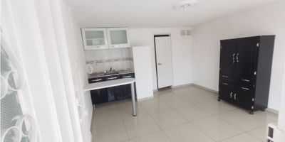 ? ¡Se Arrienda Casa con Renta en Guayacanes! | Arriendos en Manizales

¡Oportunidad única para vivir en una amplia propiedad en la exclusiva zona de Guayacanes! Esta casa con renta ofrece espacio y comodidad para grandes familias o para quienes buscan una inversión segura.

? Detalles de la Propiedad:


 Área Terreno: 400 m²
 Área Privada: 380 m²
 Habitaciones: 9 habitaciones distribuidas en dos niveles, con clósets en la mayoría.
 Baños: 7 baños completos, ideales para la comodidad de todos los residentes.


? Distribución:


 
 Nivel 1:

 
  Habitaciones: 5 habitaciones con clóset.
  Baños: 4 baños completos.
  Cocina: Cocina integral equipada con despensa.
  Zona de Ropas: Espaciosa y funcional.
 
 
 
 Nivel 2:

 
  Habitaciones: 4 habitaciones, 3 de ellas con clóset.
  Baños: 3 baños completos.
 
 
 
 Apartaestudio:

 
  Tamaño: 15 m², un solo ambiente con baño y cocina. Perfecto para generar ingresos adicionales o como espacio independiente.
 
 


?️ Características Adicionales:


 Pisos: Suelo en cerámica, resistente y fácil de mantener.
 Extras: Incluye un depósito y zonas de lavandería. Doble ventana para mejor aislamiento y confort.
 Servicios: Agua, electricidad, gas domiciliario, y calentador para tu comodidad.


? Ubicación y Acceso:


 Ubicación: Zona residencial con acceso pavimentado.
 Servicios Cercanos: Centro médico, centros comerciales, colegios y universidades a poca distancia.
 Transporte Público: Fácil acceso a transporte público y sobre vía principal para mayor comodidad.


? Notas Importantes:


 Acceso: Llaves con el propietario para visitas y gestión de la propiedad.
 Admite Mascotas: La casa es pet-friendly, ideal para familias con mascotas.


¡No pierdas esta oportunidad de vivir en una casa espaciosa y bien ubicada en Guayacanes! Contáctanos hoy mismo para más información y para agendar una visita.


 
