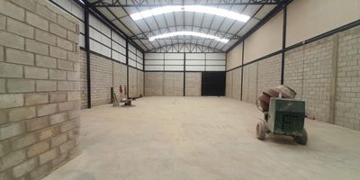 Codigo 25334. Bodega en arriendo ubicada en MarinillaBodega para estrenar, cuenta con espacio de oficina, zona de carga y descarga, piso reforzado, energia trifasica, a 30 minutos del Aeropuerto Internacional, a 5 minutos de Marinilla, a 15 minutos de Rionegro, a 5 minutos de el Santuario.Con una altura de 5 metros, Puerta peatonal, Puerta camión, Baños comunes: 2, Baño privado, Altura de puerta: doble, Tipo de energía: Trifásica y con pisos de Piso reforzado.