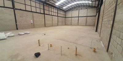 Codigo 25338. Bodega en arriendo ubicada en MarinillaExcelente ubicación, a 30 minutos del Aeropuerto, a 5 minutos de Marinilla, a 5 minutos de El Santuario, a 45 minutos de Medellín y a 20 minutos de Rionegro.Bodega con una altura doble.Cuenta con: Puerta camión, Tipo de energía: Trifásica y con pisos de Concreto reforzado.