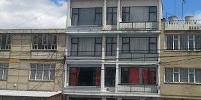 Venta Apartamento barrio el vergel. Localidad Los mártires ubicado en un cuarto piso con excelente iluminación natural ya que cuenta con vista interna y externa, costa de 3 habitaciones, 2 con closet, 2 baños, sala y comedor o si desea adecuar sala comedor y estudio, cocina sencilla y zona de ropas con lavadero, escalera amplia y muy descansada. Cerca almacenes de cadena como D1, cooratiendas, supermarket, ara entre otros, vías de acceso como la calle 6, carrera 19 y calle primera cuenta con paradas del sitp cerca y estación de Transmilenio tygua san José.  