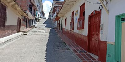 Casa en venta, con 250 metros cuadrados construidos y un patio trasero.

Tiene 8 habitaciones, 1 closet, 2 baños cabinados, patio cubierto, cocina semi integral, red de gas.

Posee un apartamento adicional.

$430.000.000 negociables.